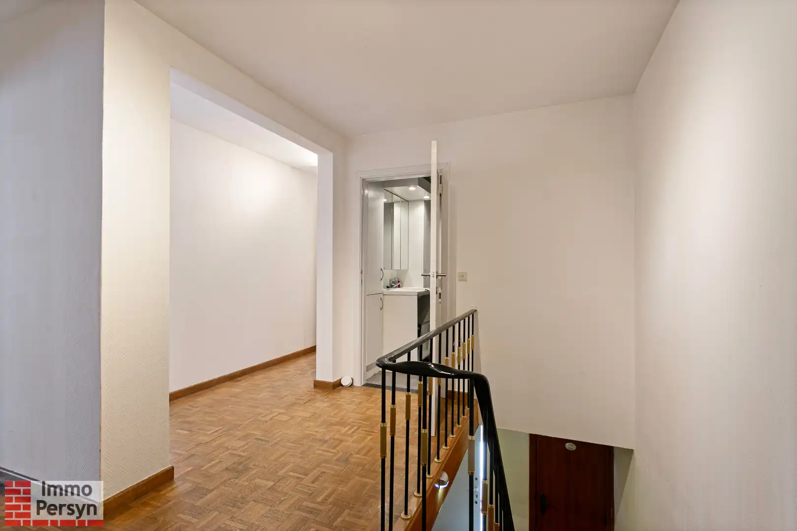 Handelspand met bovenliggend appartement en achterliggende bouwgrond. foto 18