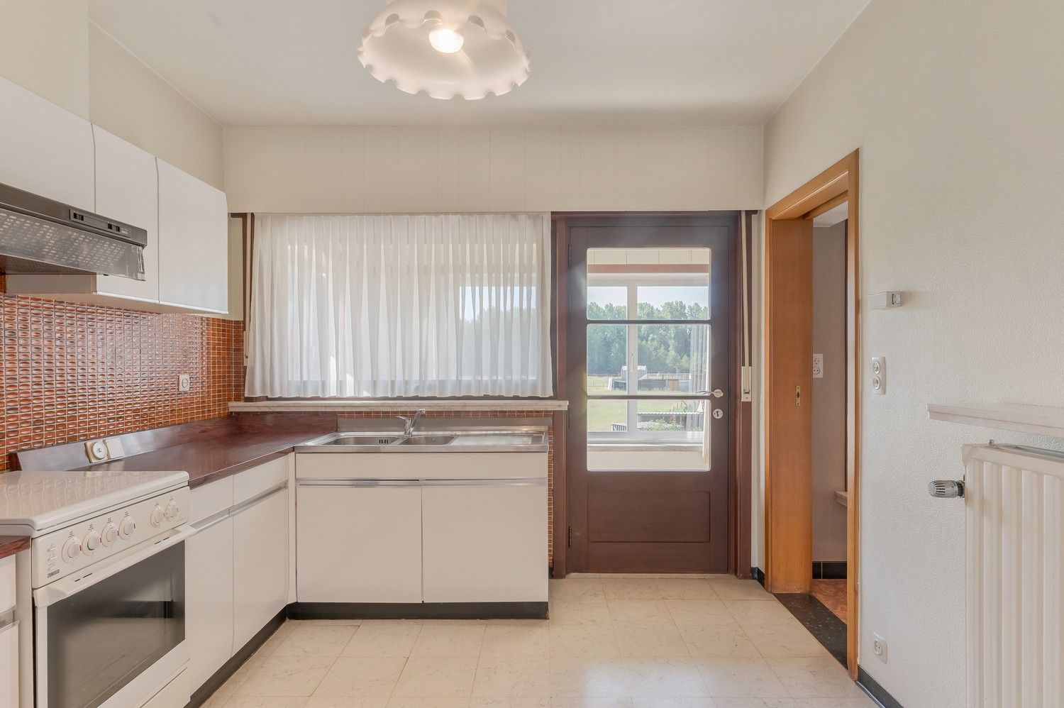 Te renoveren woning  – rust en groen uitzicht gegarandeerd foto 16