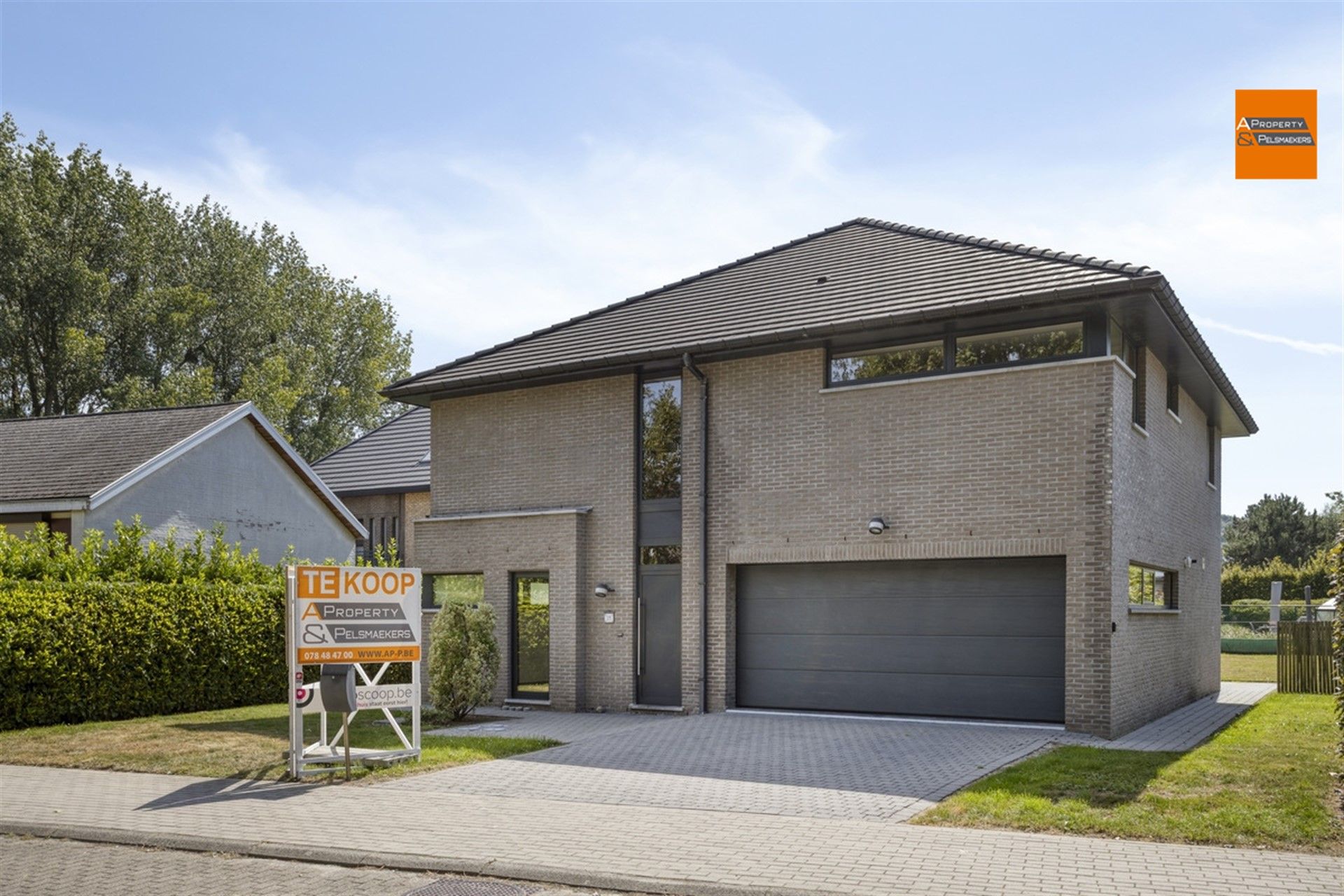 Een stijlvolle villa gelegen in een rustige straat in Kortenberg.

 foto {{pictureIndex}}