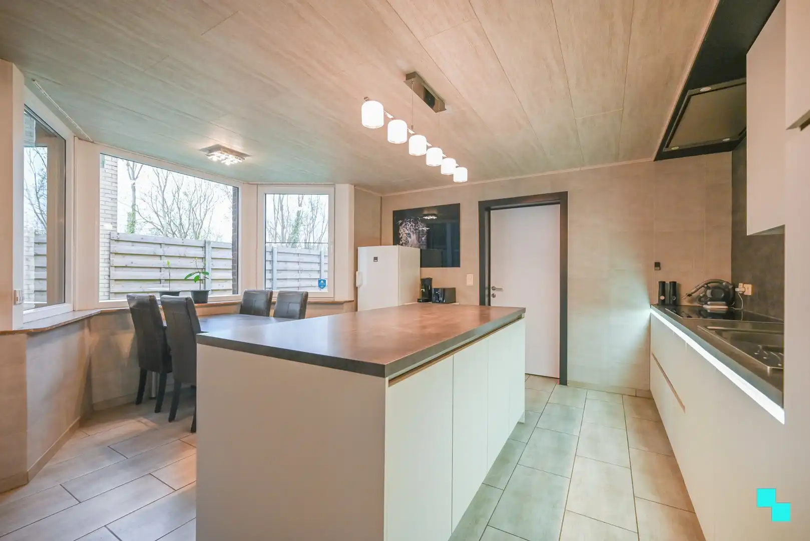 Ruime eengezinswoning met inpandige garage nabij het centrum van Kuurne! foto 8