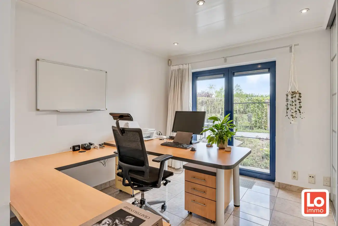Instap klare open woning met inpandige dubbele garage én zwembad op een rustige locatie nabij het centrum van Zaffelare! foto 8