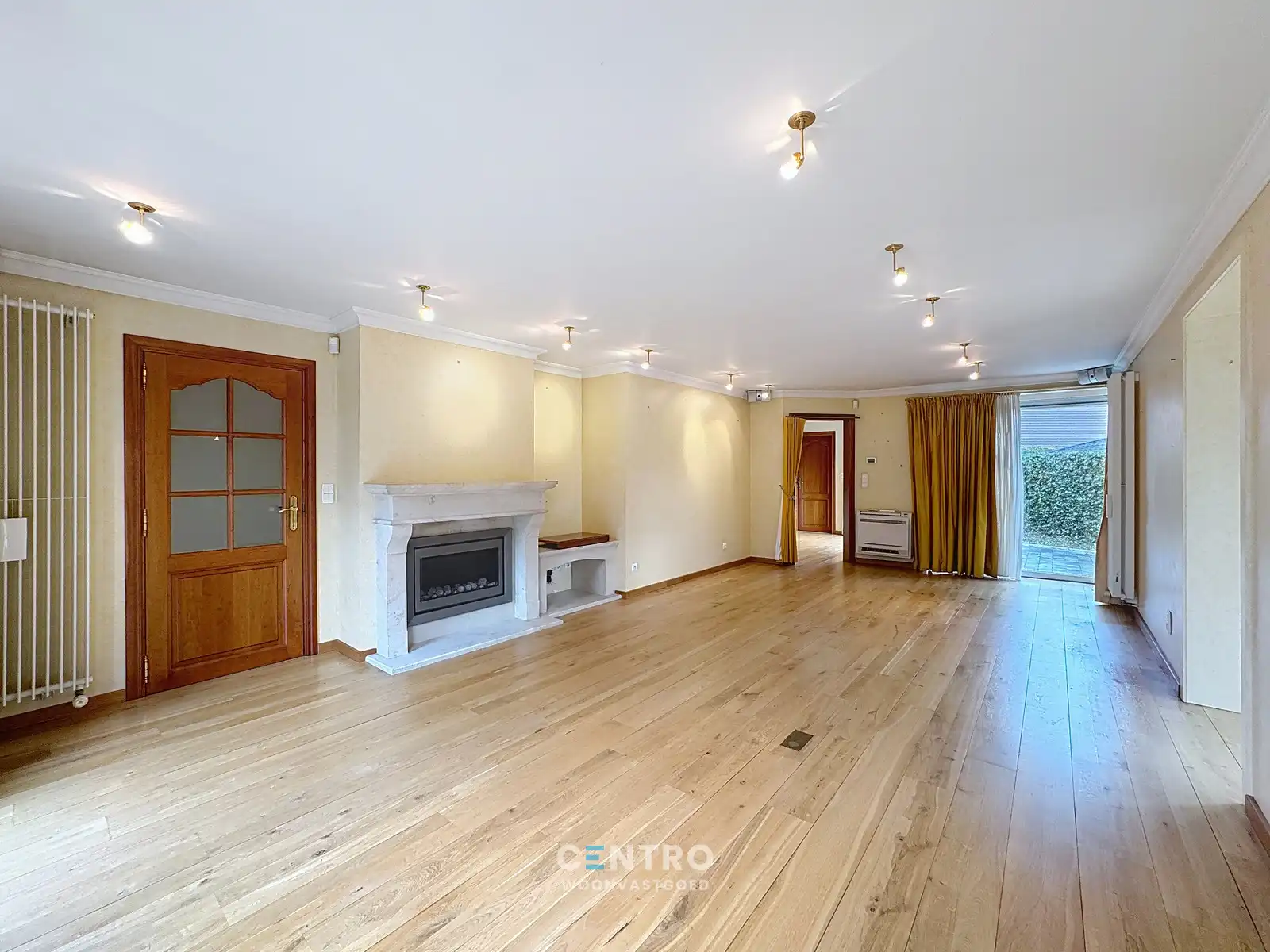 Ruime woning met 5 slpks, 2 badks én dubbele garage! foto 2