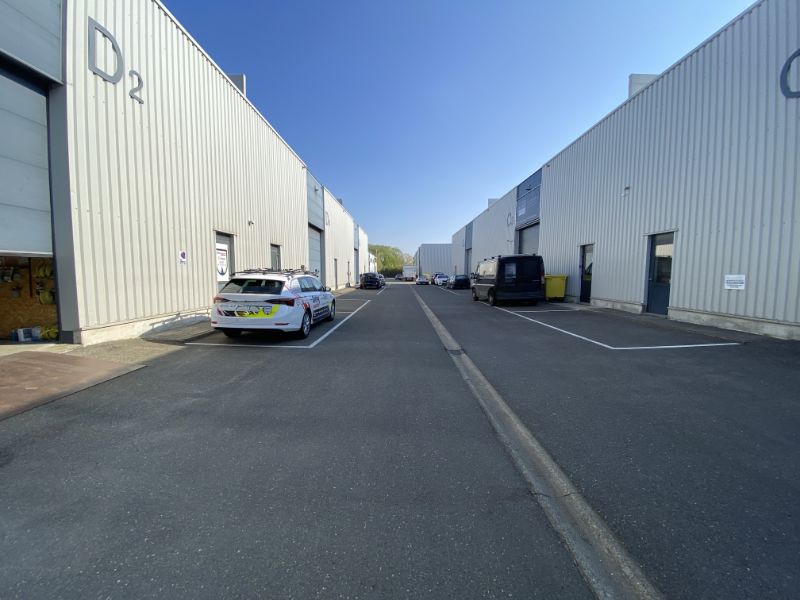 Instapklaar magazijn met kantoor en 5 autostaanplaatsen Winkelom. foto 13
