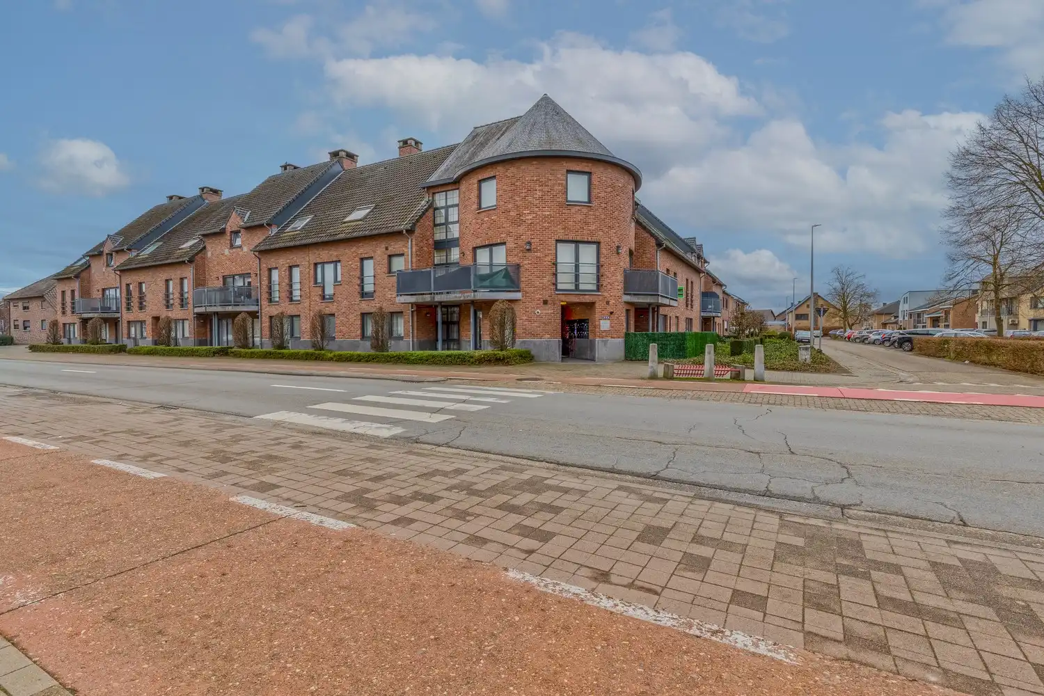 Appartement met drie slaapkamers, momenteel ingericht als dokterspraktijk in Maasmechelen. foto 30