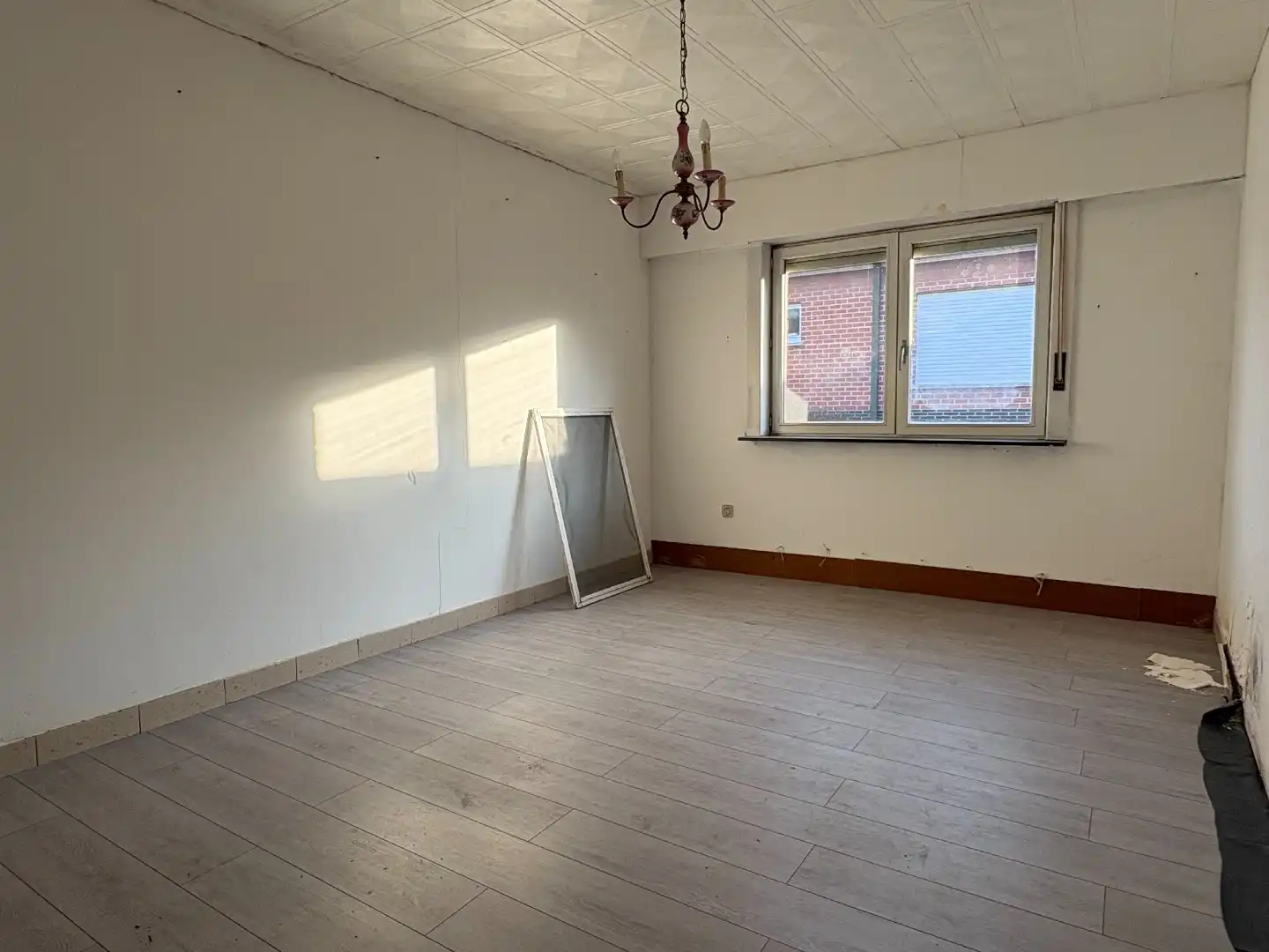 Gelijkvloerse woning op 537 m² met oprit, garage en 5 kamers foto 8