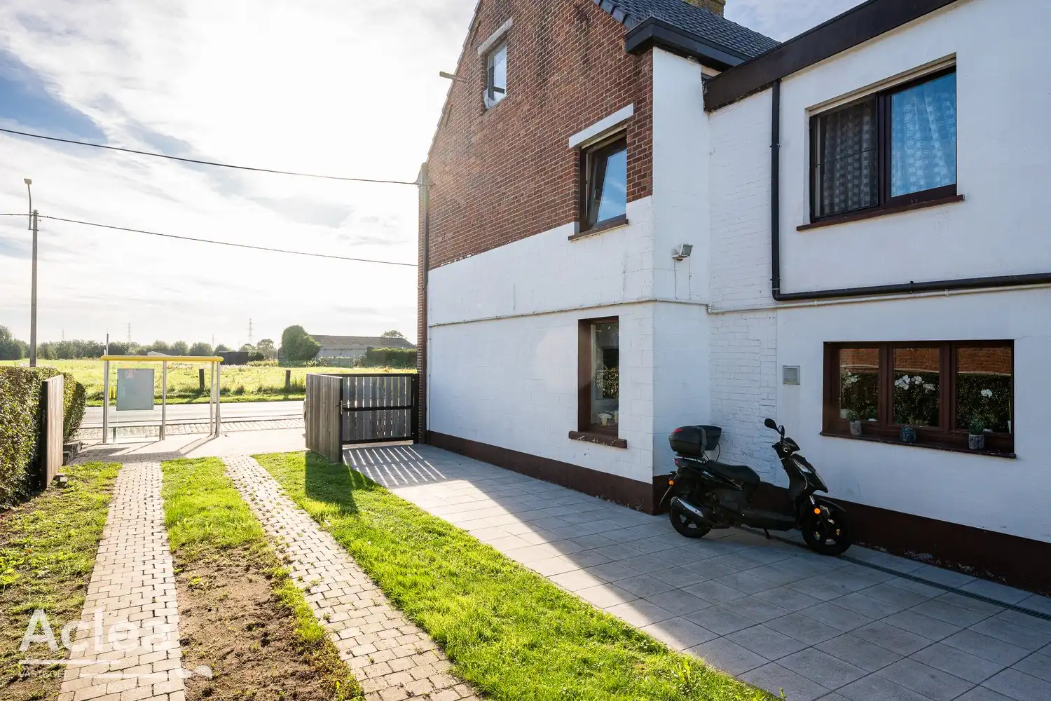 Halfopen woning met 3 slaapkamers, garage en leuke tuin in Sleidinge foto 3