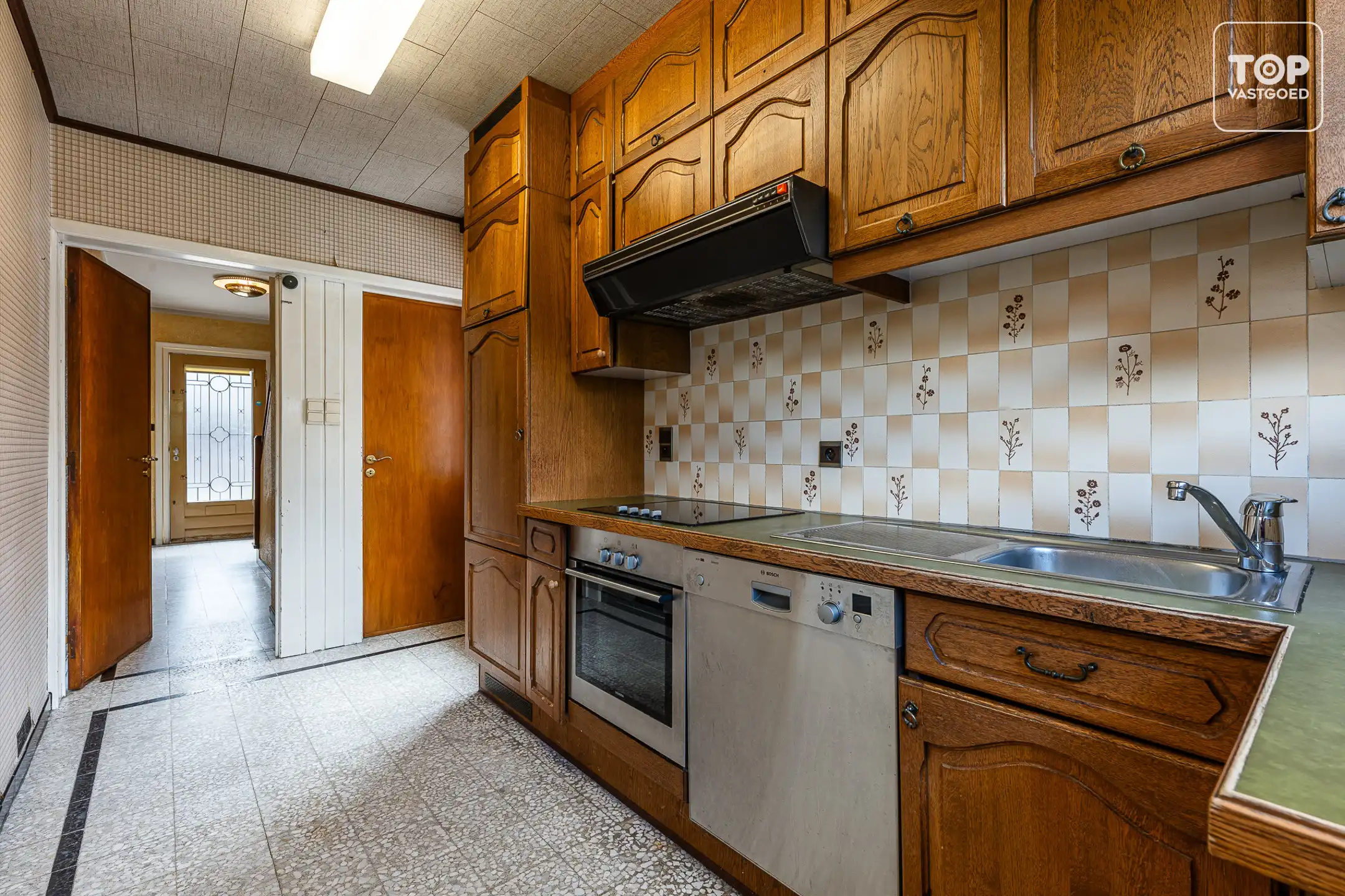 Te renoveren halfopen bebouwing met 3 slaapkamers, garage en ruime tuin op perceel van +-600 m² foto 9