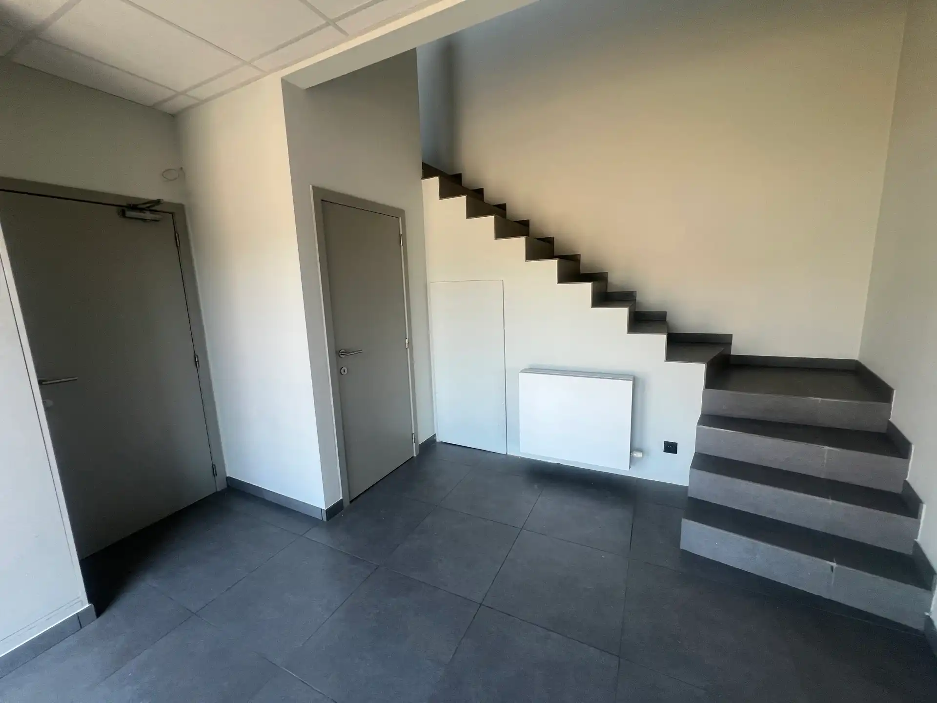 MULTIFUNCTIONEEL BEDRIJFSGEBOUW MET APPARTEMENT EN BUITENTERREIN foto 6