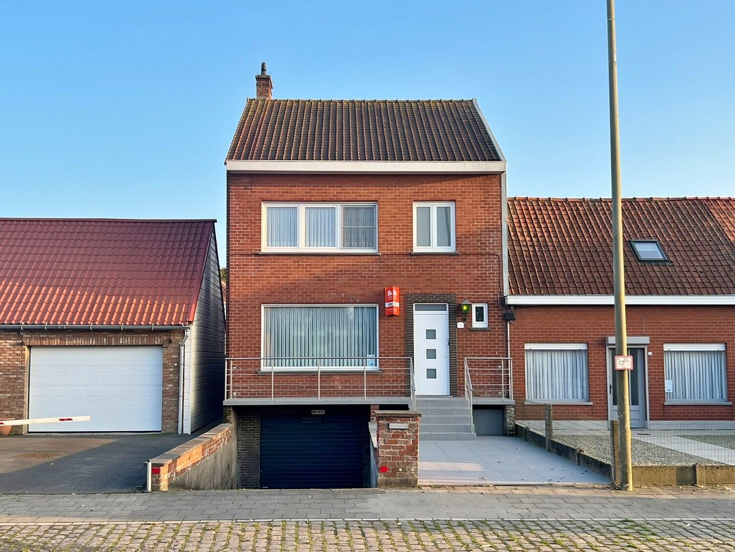 Energiezuinige ruime woning met zuid gerichte tuin en 3 garages in de dorpskern.  foto {{pictureIndex}}