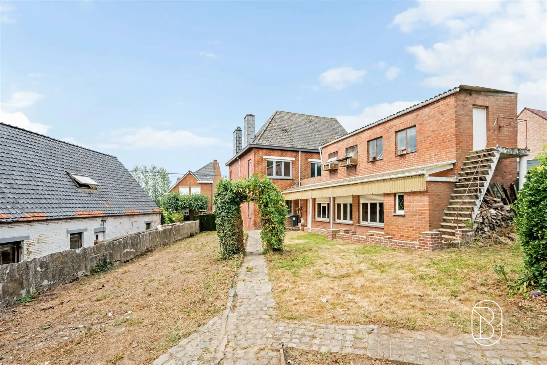Ruime te renoveren woning met 4slk & tuin op de Valkenberg foto 9