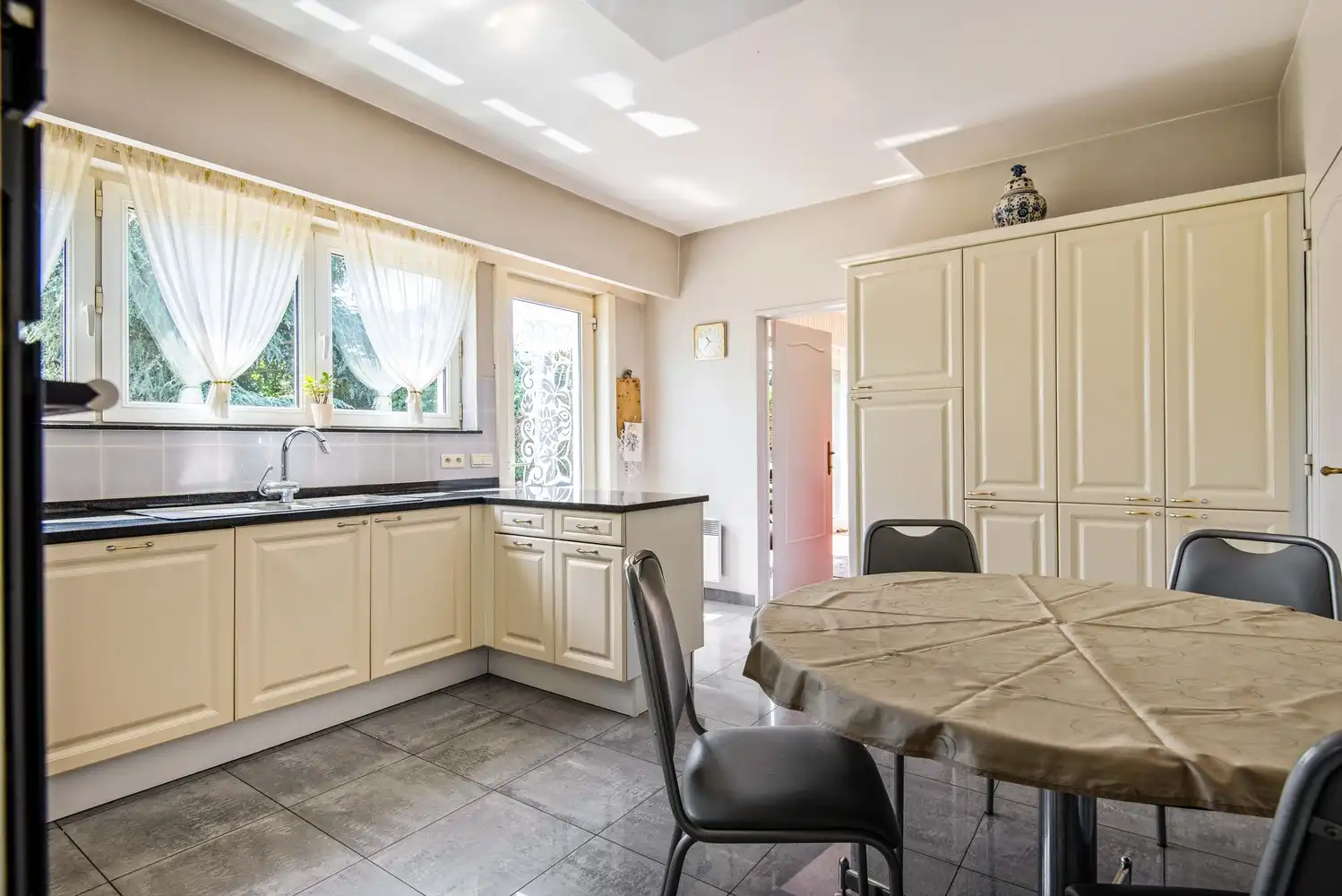 Charmante villa met 4 slaapkamers op toplocatie in Wommelgem! foto 17