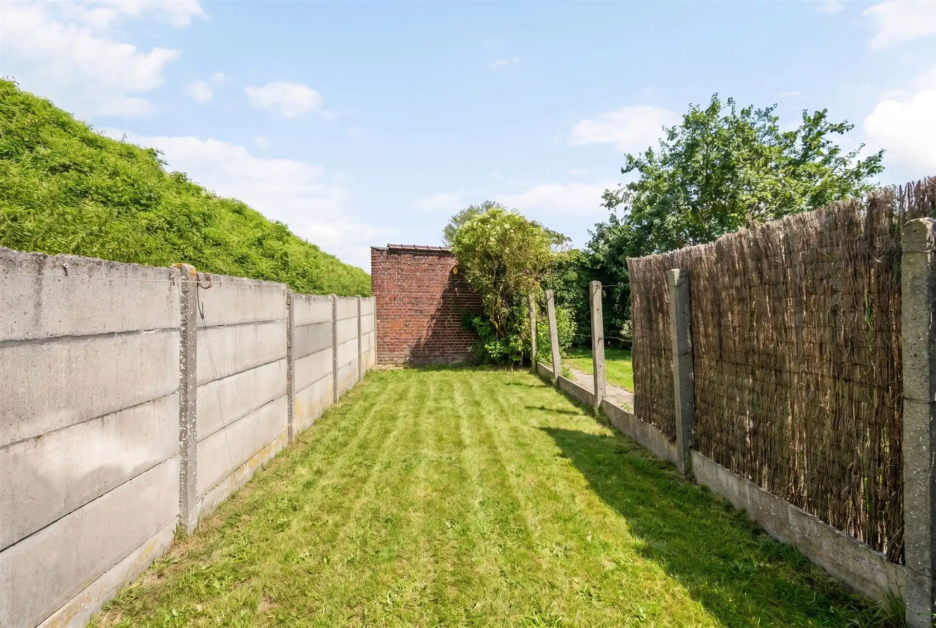 Te renoveren woning met 3 slk, garage en tuin! foto 4
