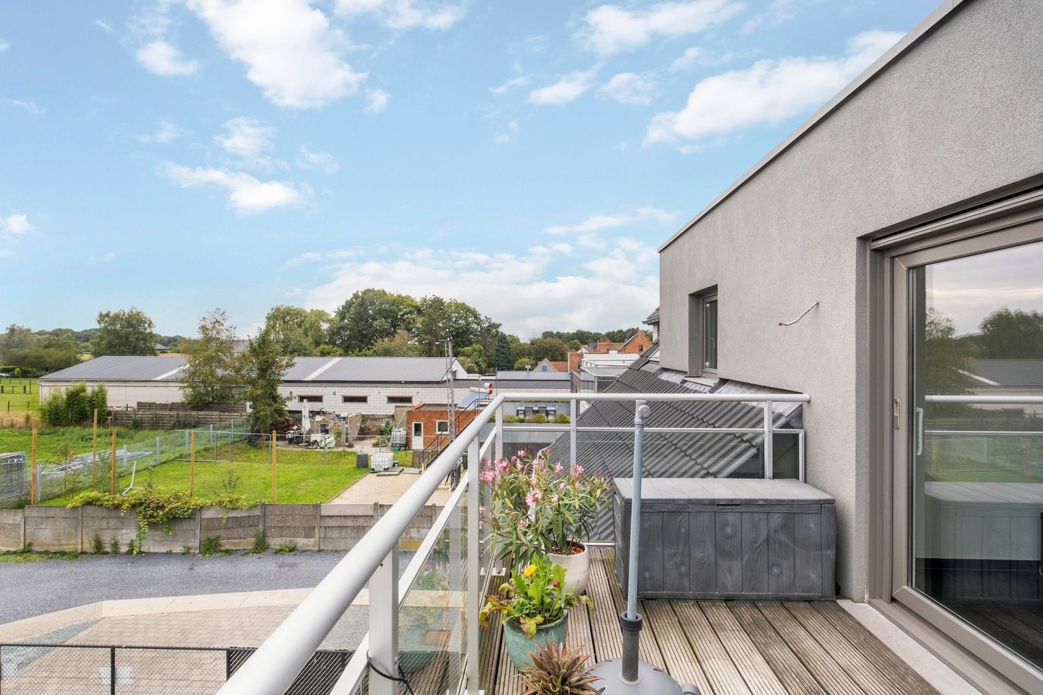 Instapklaar 2-slaapkamer duplex appartement met garagebox én staanplaats foto 11