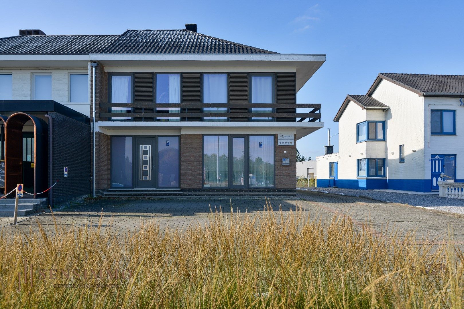 Ruime half open bebouwing met 6 slaapkamers, garage en tuin met energielabel B in Maasmechelen  foto {{pictureIndex}}