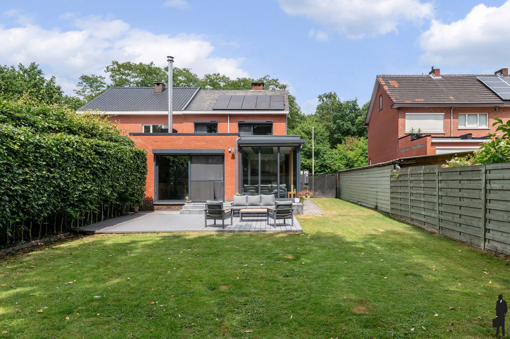 Instapklare HOB met 3 slk, bureau en zuidgerichte tuin op een perceel van 465 m². foto {{pictureIndex}}