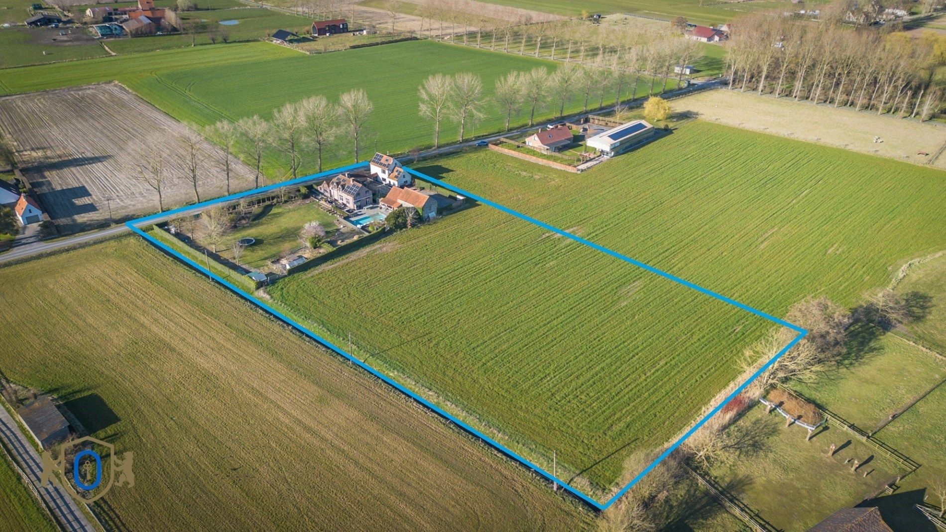 Landhuis met meerdere bijgebouwen foto 4