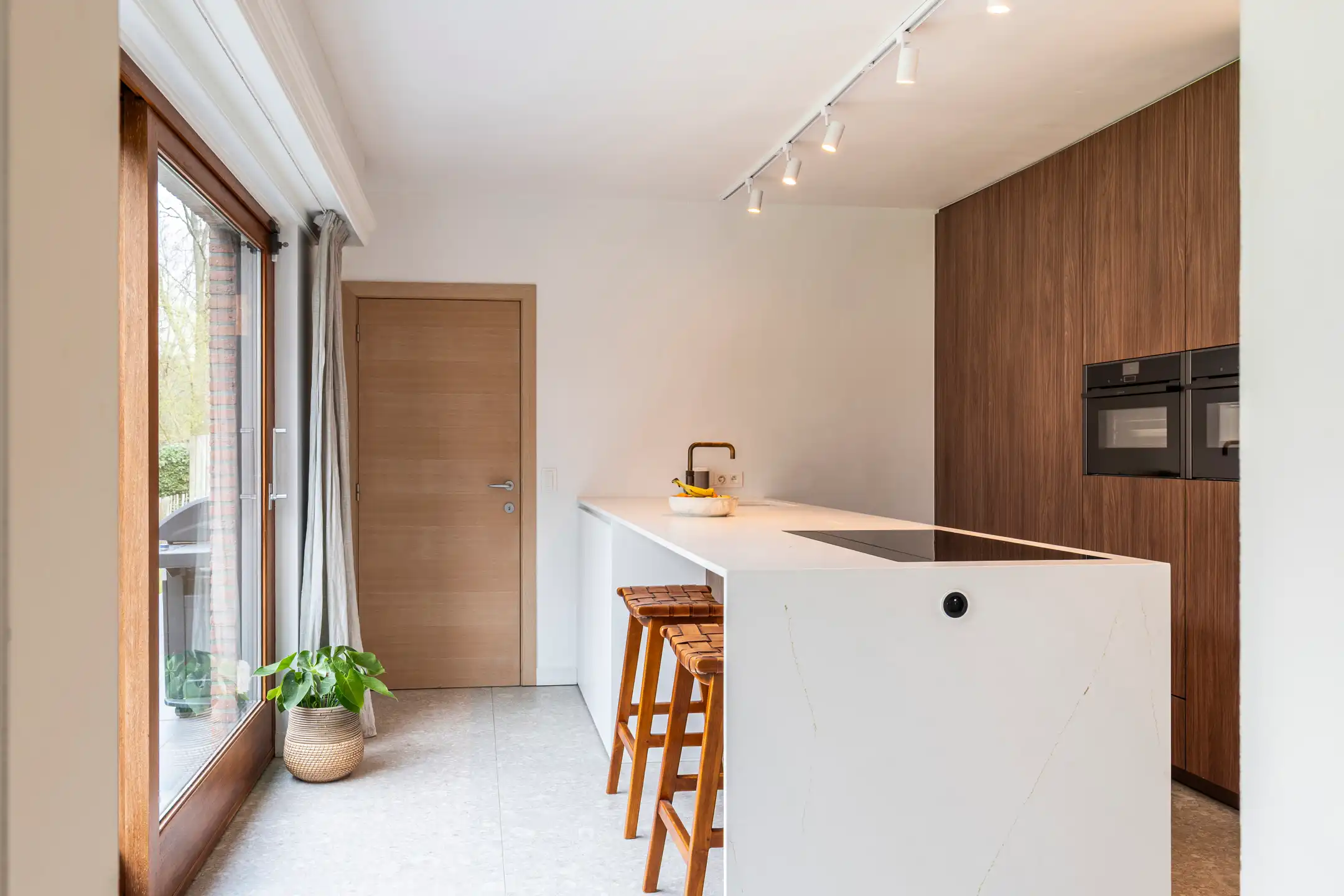 Ruime, recent gerenoveerde villa met 5 slpks op 2.430 m² foto 10