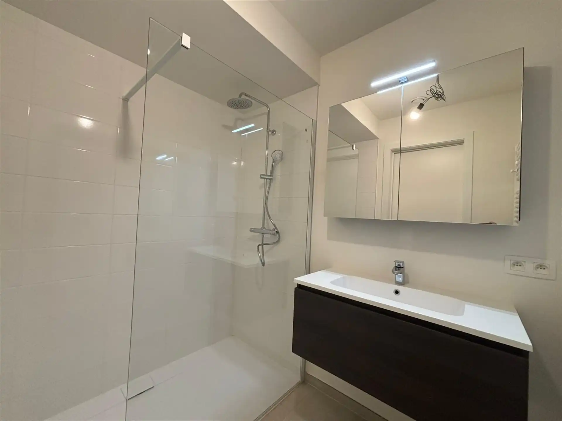 Modern gelijkvloers appartement met private tuin en ruime terrassen in Asse! foto 12