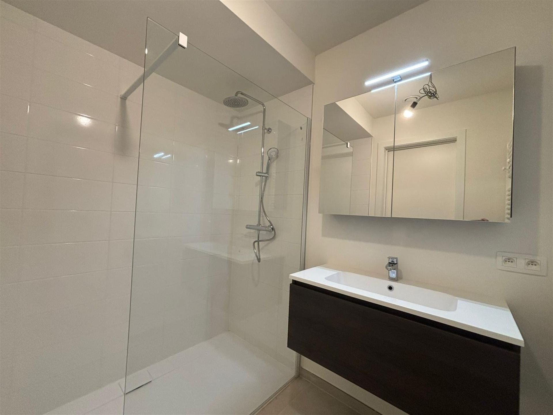 Modern gelijkvloers appartement met private tuin en ruime terrassen in Asse! foto 12