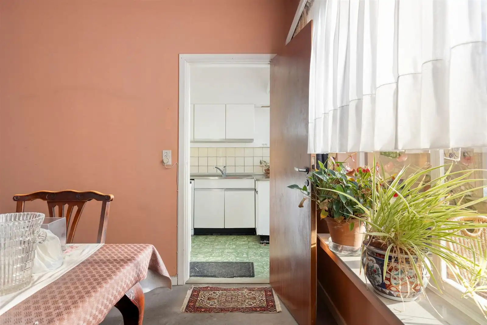 Woning in rusige woonwijk met aparte garage foto 15