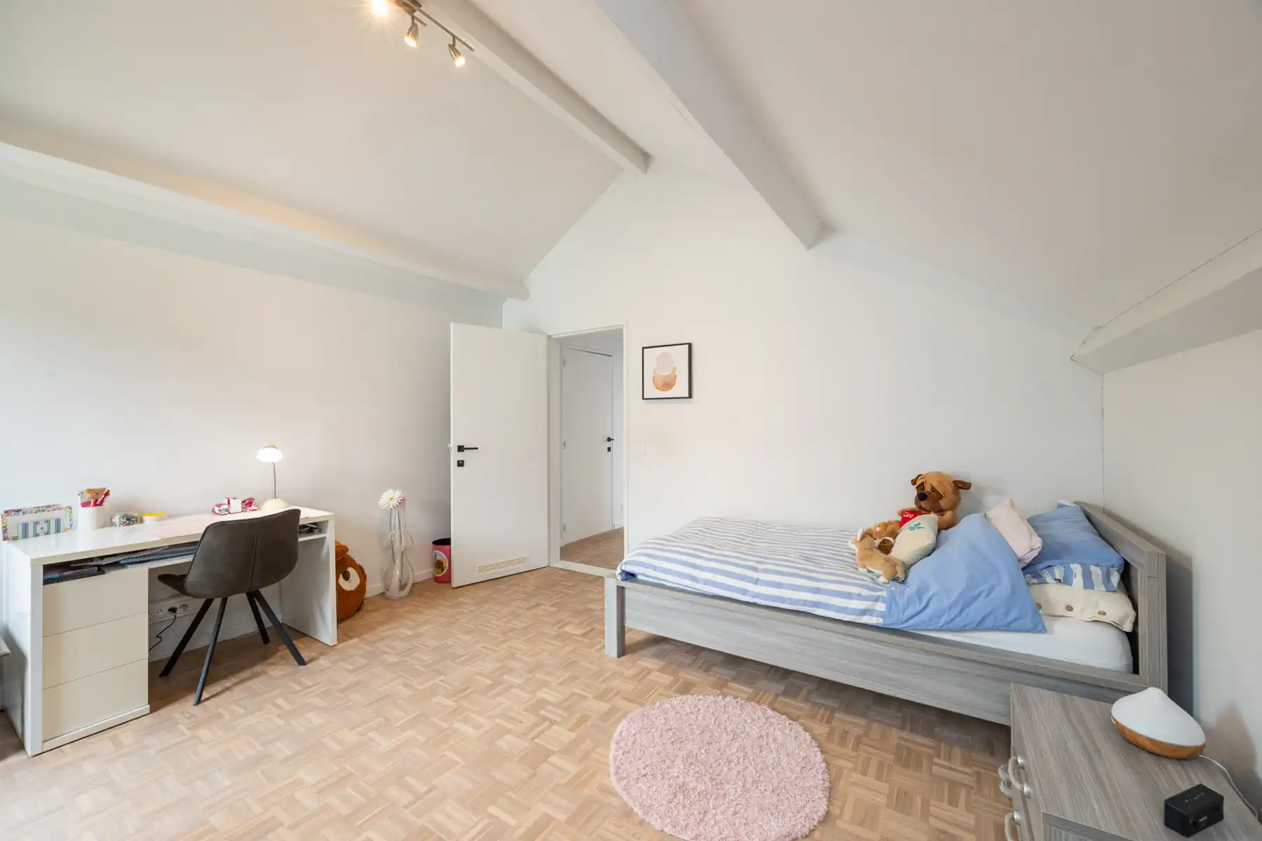 Split-level woning op ca. 1103 m² in een rustige woonwijk foto 15