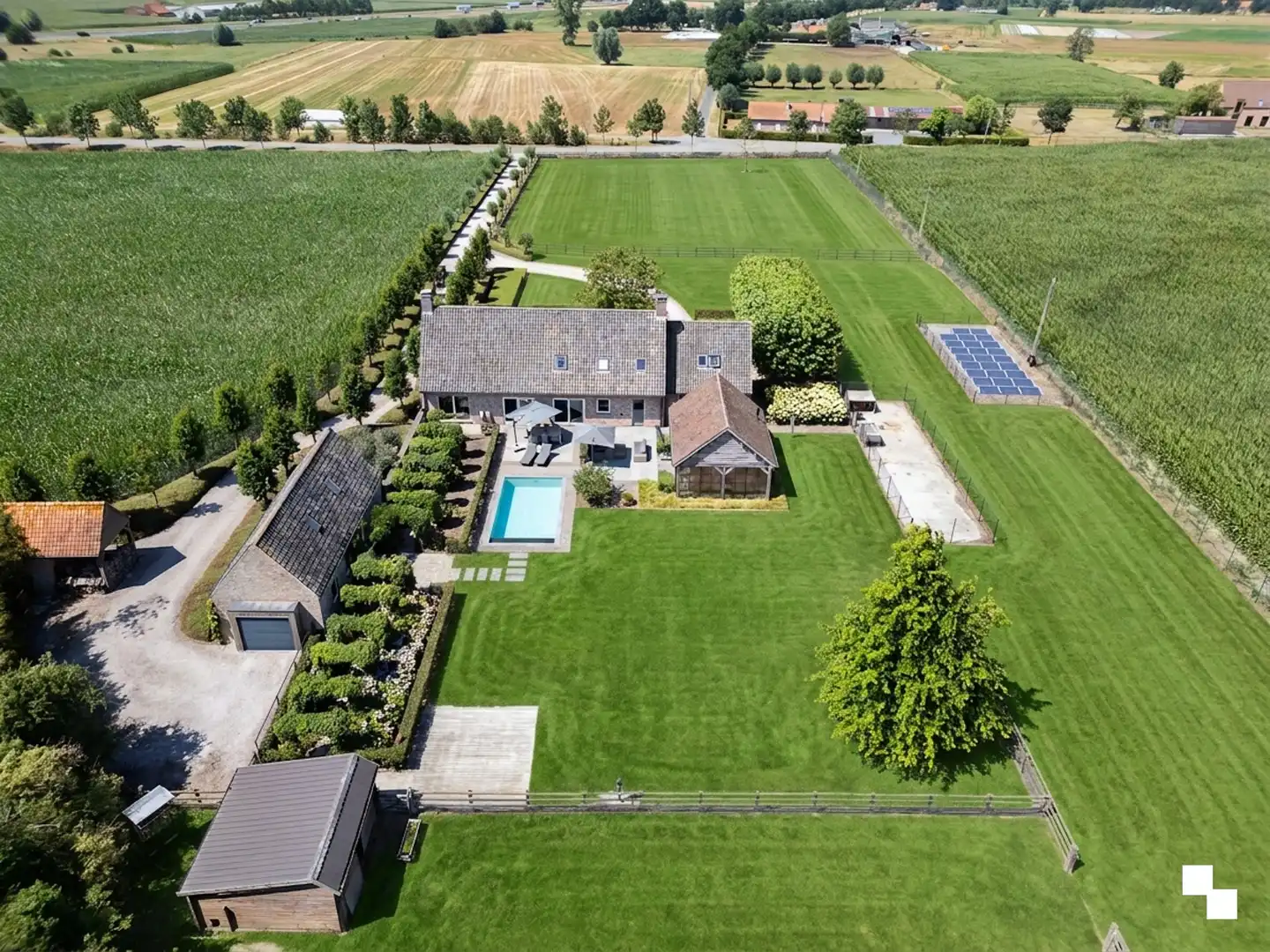 Unieke eigendom omgeven door groen, met zwembad, bijgebouwen en meer dan 1 hectare grond te Zwevezele, Wingene foto {{pictureIndex}}