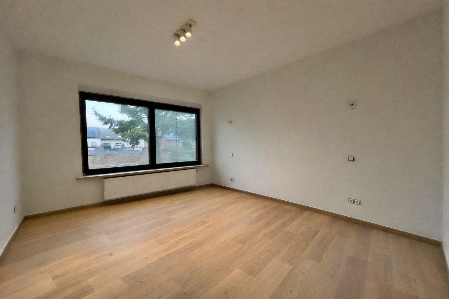 Prachtig gerenoveerd appartement met 2 slaapkamers, garagebox en zolderberging te huur te Wondelgem foto 9