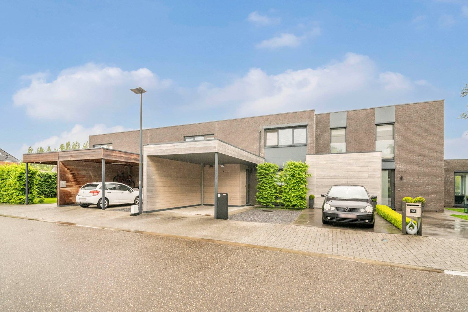 Moderne woning met tuin, terras en 3 slaapkamers in Genk, bouwjaar 2016, EPC-waarde 103 kWh, Carport, zuidwest oriëntatie,  Zonnepanelen en Airco. foto 2