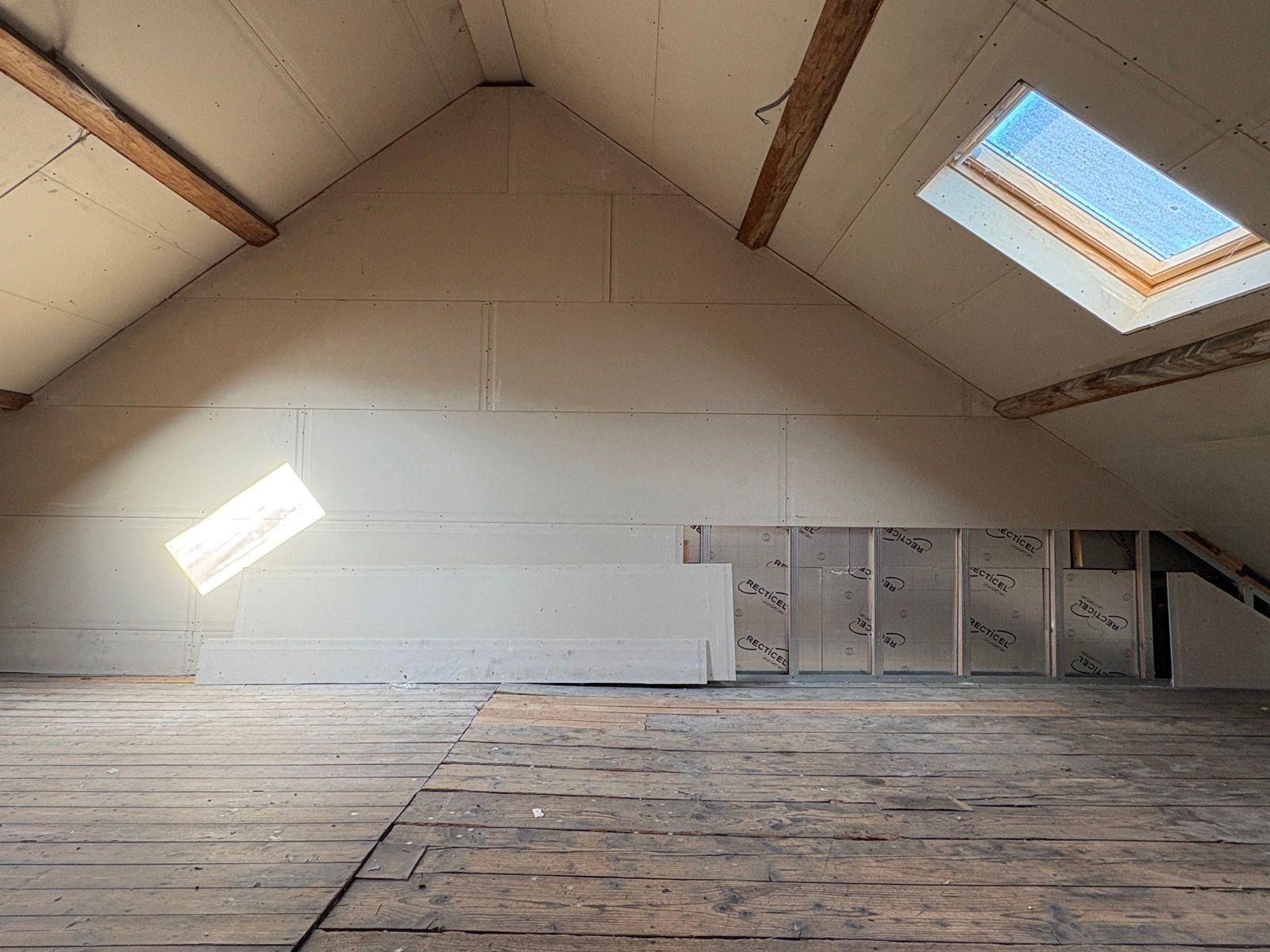 Te renoveren woning met veel potentieel  foto 18