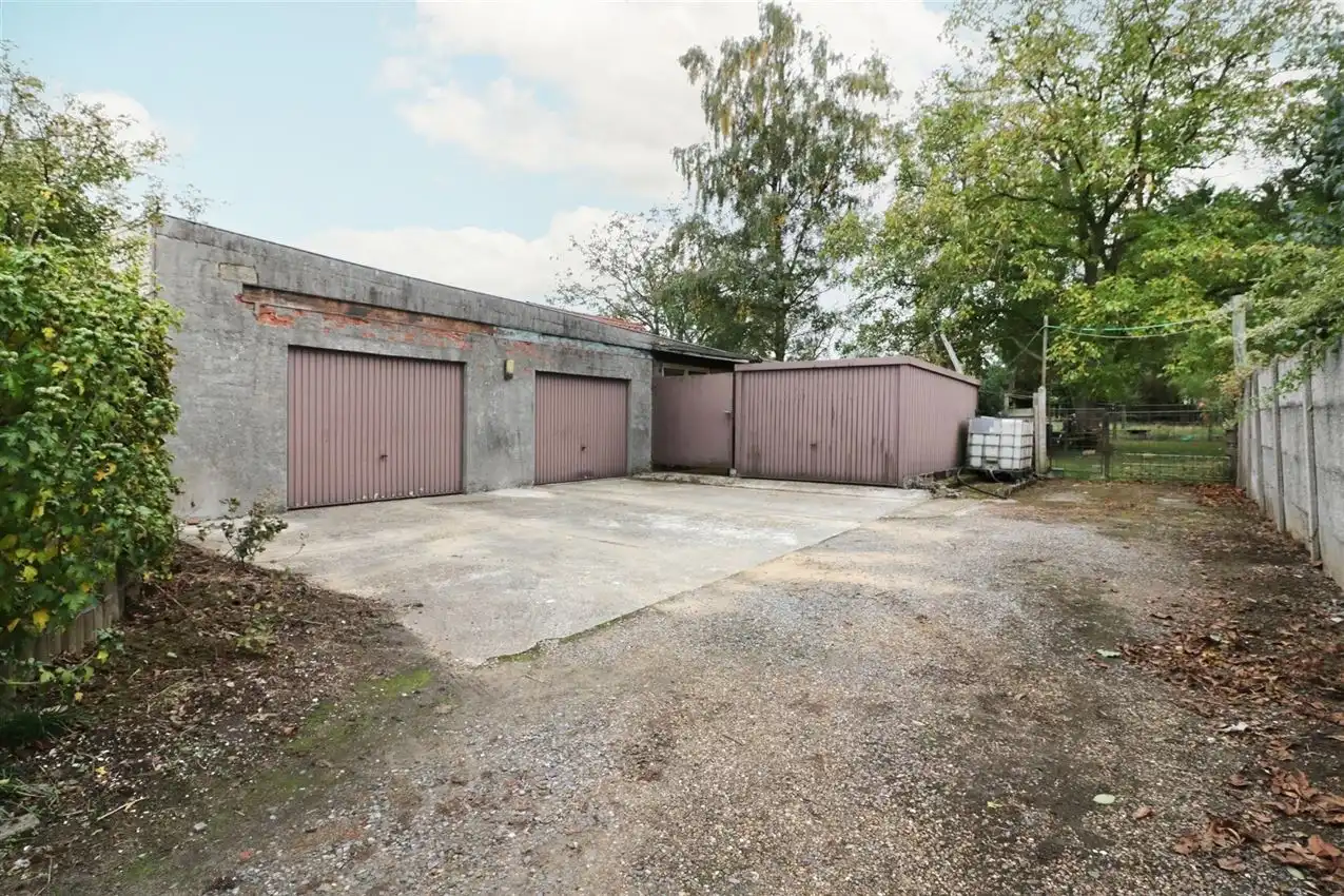 label c, nabij station, garage voor vijf wagens foto 5