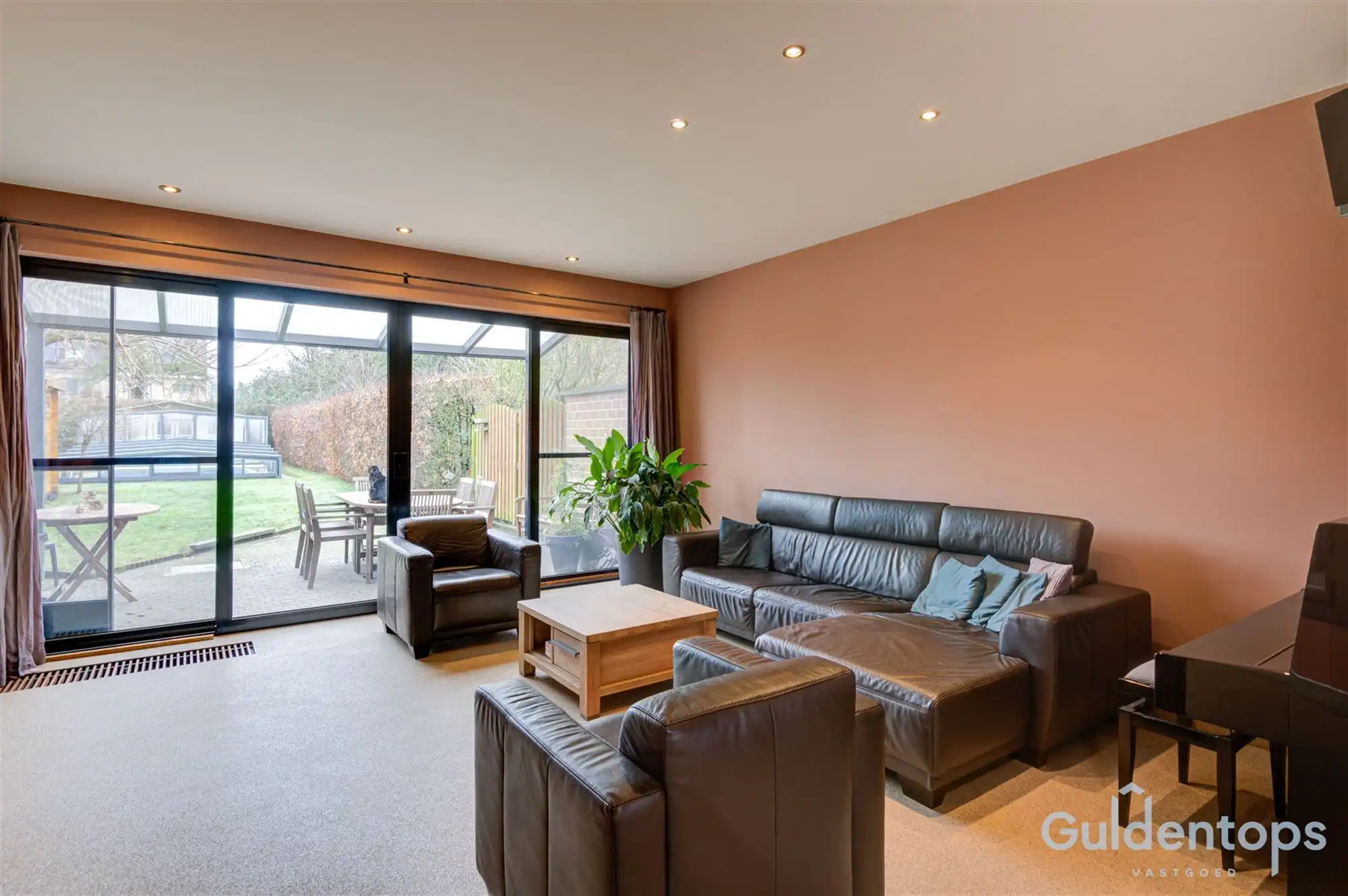 Zeer ruime instapklare half open woning met zwembad foto 11