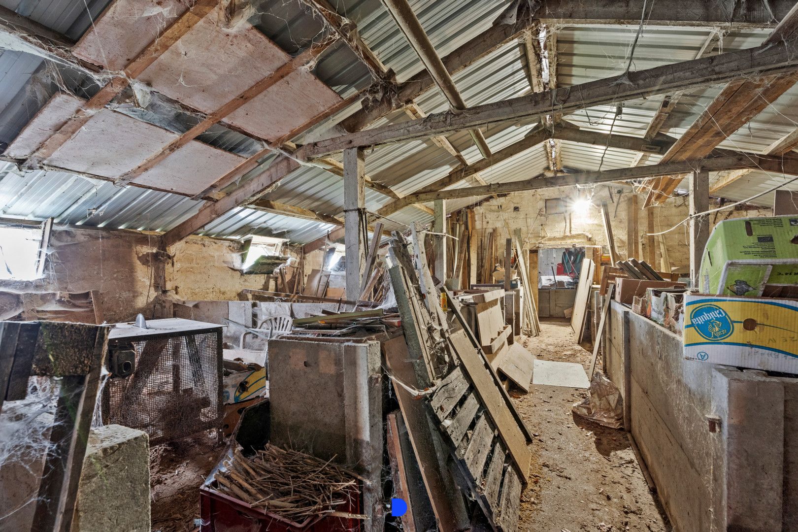 Half open woning met stalling/loods. foto 24