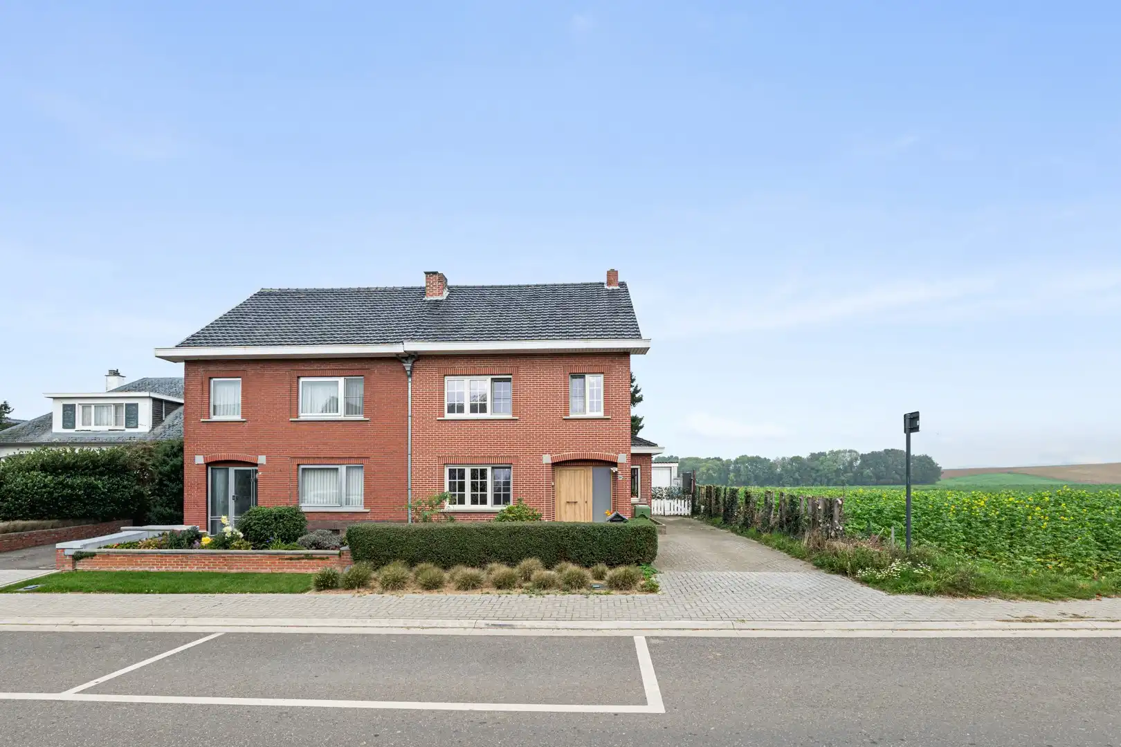 Hoofdfoto van de publicatie: GEZELLIGE GEZINSWONING MET 3 SLKS, GARAGE EN VEEL PRIVACY