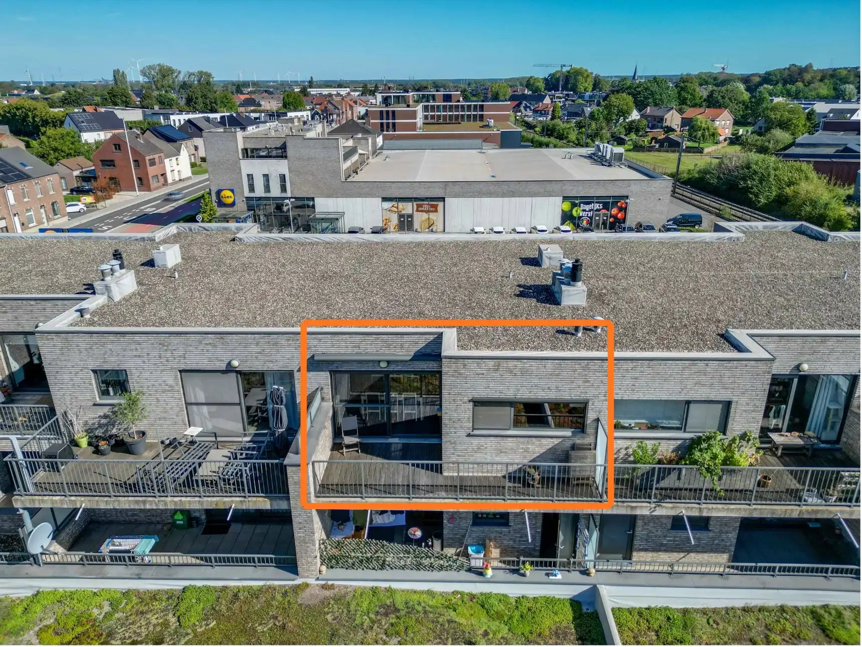 Instapklaar appartement met terras aan centrum Bilzen foto 2