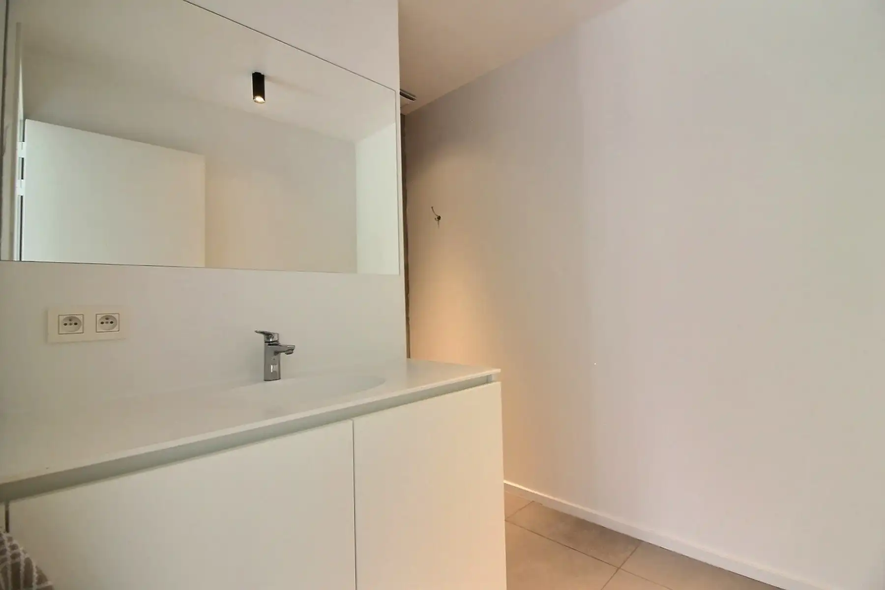 Gerenoveerde woning met 3 slpks op 9 are foto 16