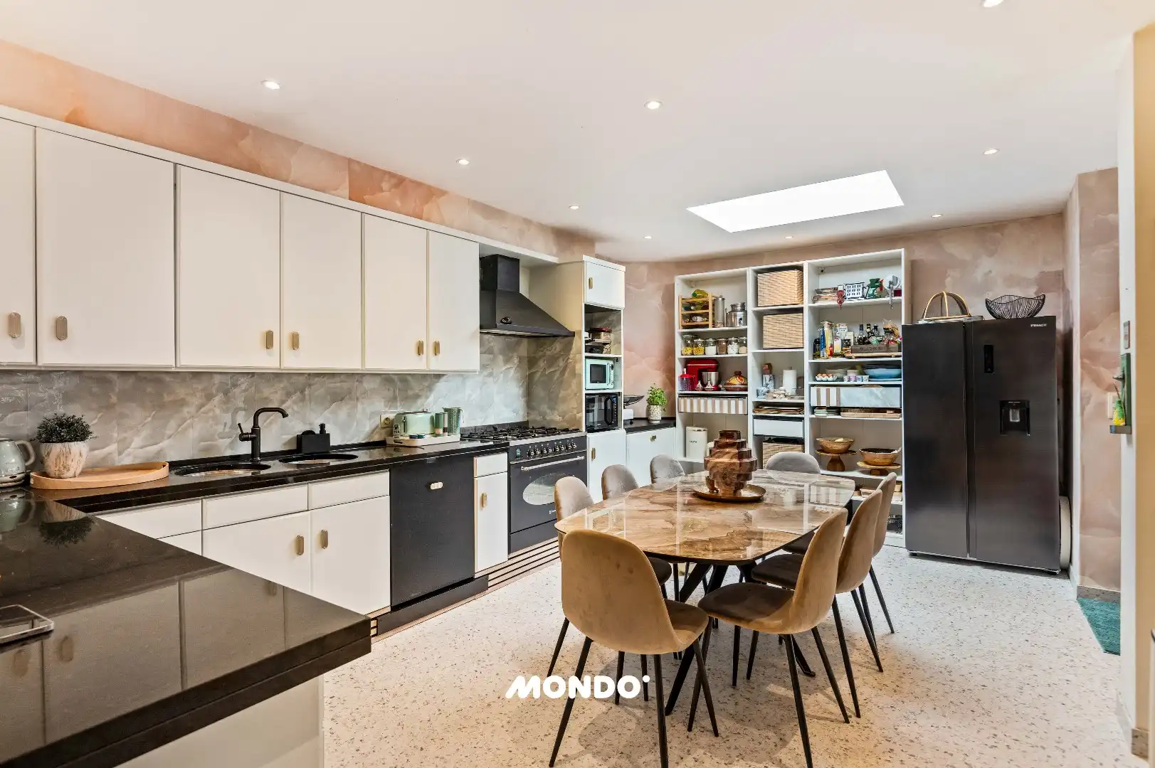 Ruime handelswoning met 2 handelsruimtes, 4 slaapkamers, garage, terras en zonnige tuin. foto 12