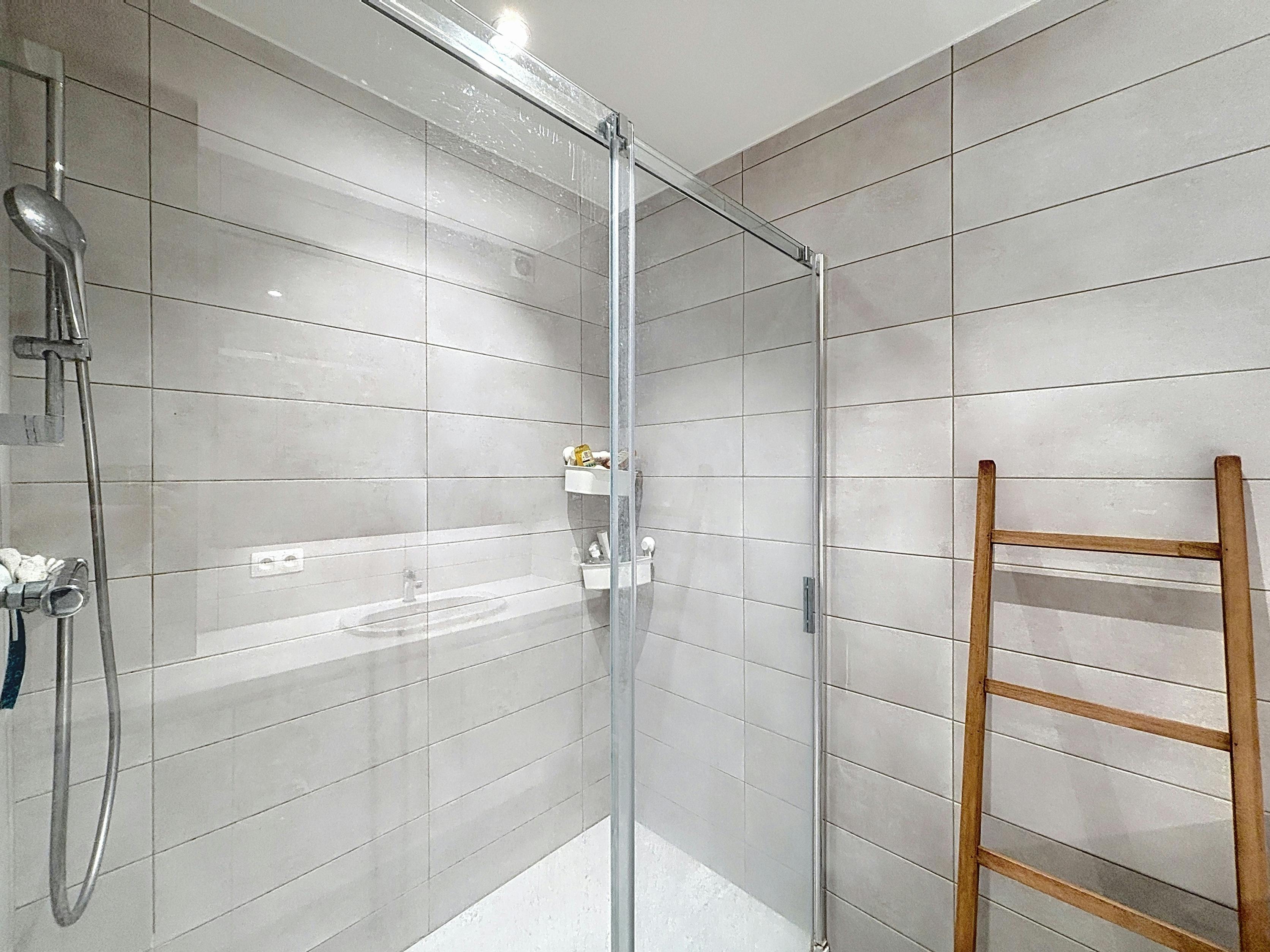 Gerenoveerd appartement met garage te koop, St-Michiels foto 6