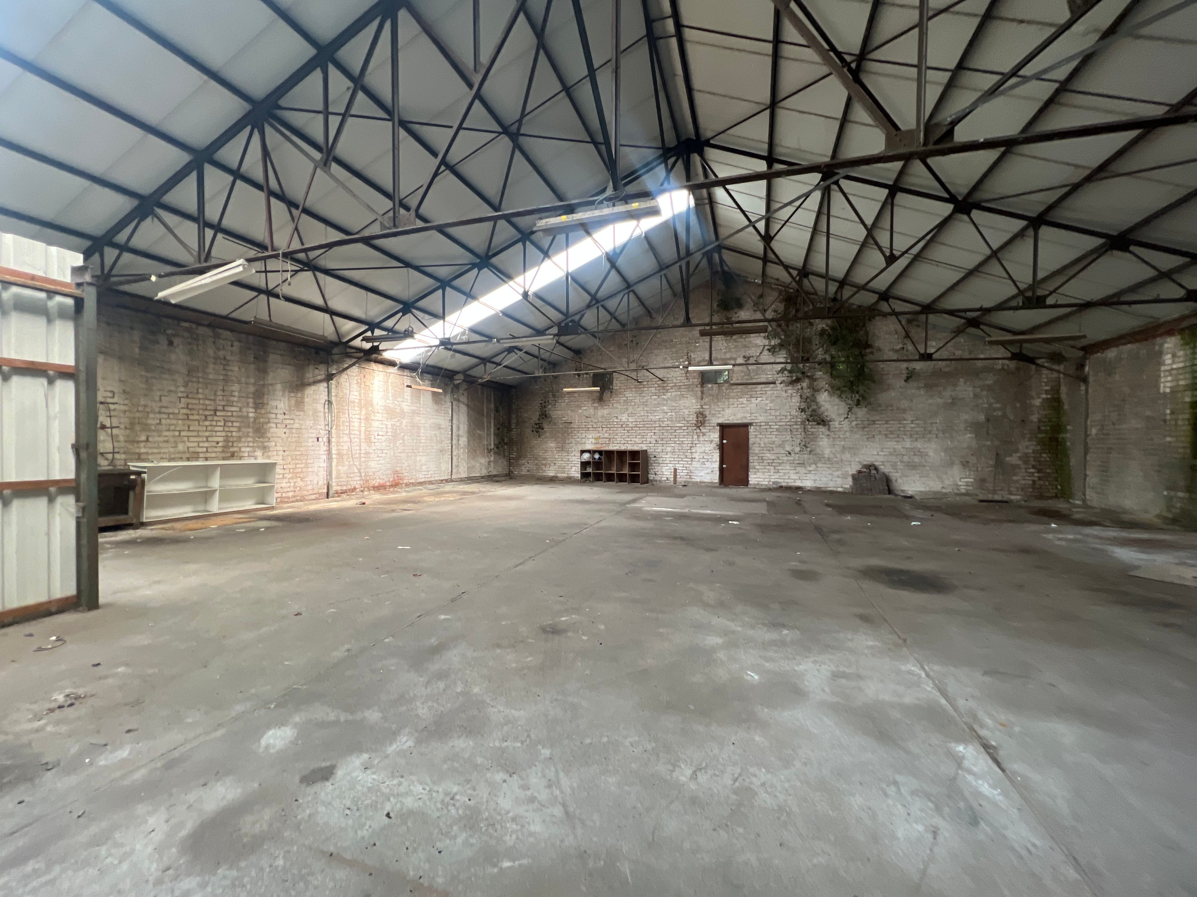 Ruim magazijn (1500m²) op perceel van 1920m²! foto 8