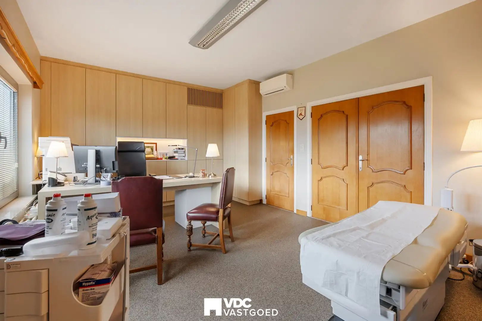 Ruime villa met praktijkruimte of extra woonruimte, zicht op bloesemweide en perceel van 1.745 m² foto 17