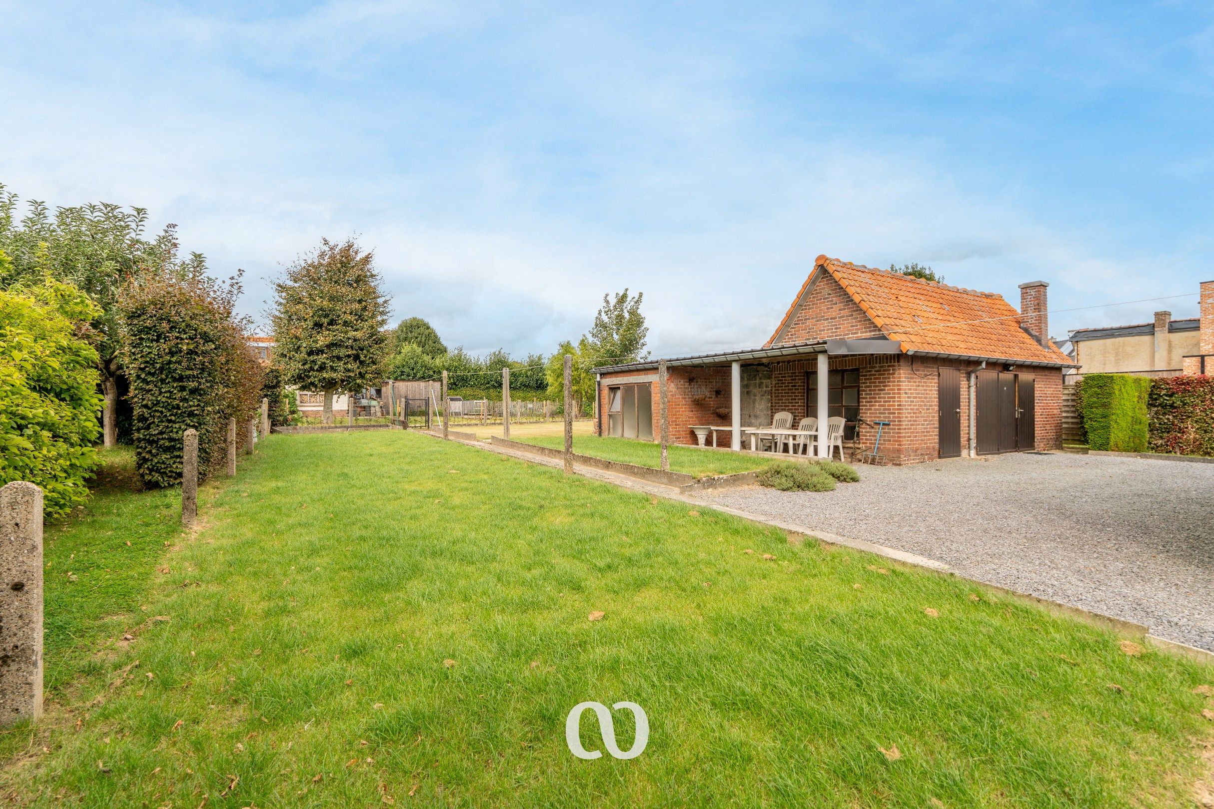 Alleenstaande woning met tuin en prachtig uitzicht in Huise foto 13