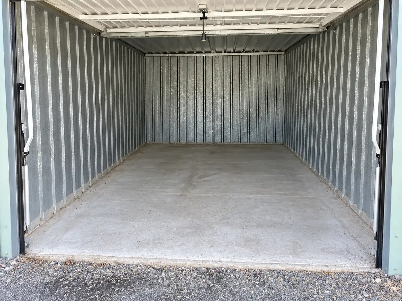 Bovengrondse garagebox nummer 13 te huur in de Camiel van de Busschestraat 9 te Brugge (Assebroek). foto 4