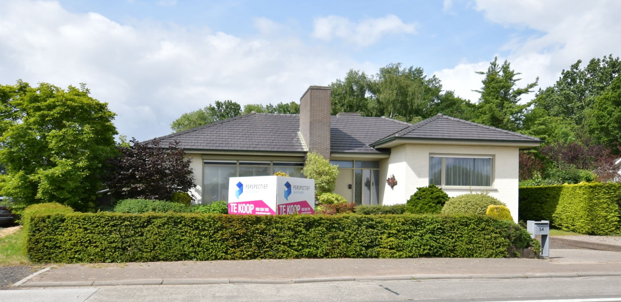 Hoofdfoto van de publicatie: Goed onderhouden statige woning op een perceel van 970m²