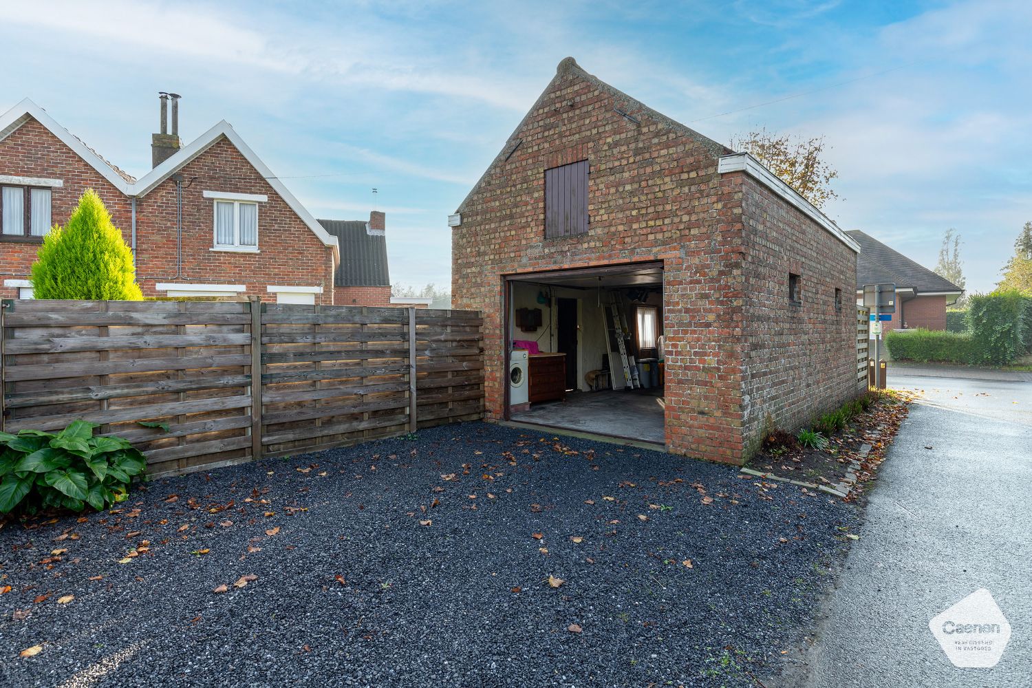 Leuke te renoveren half-open woning met 2 slaapkamers en GARAGE foto 13