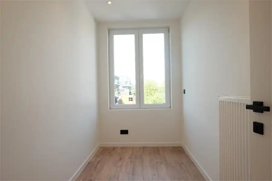 Volledig vernieuwde rijwoning met 3 slaapkamers, aangelegde tuin en private parkeerplaats foto 15