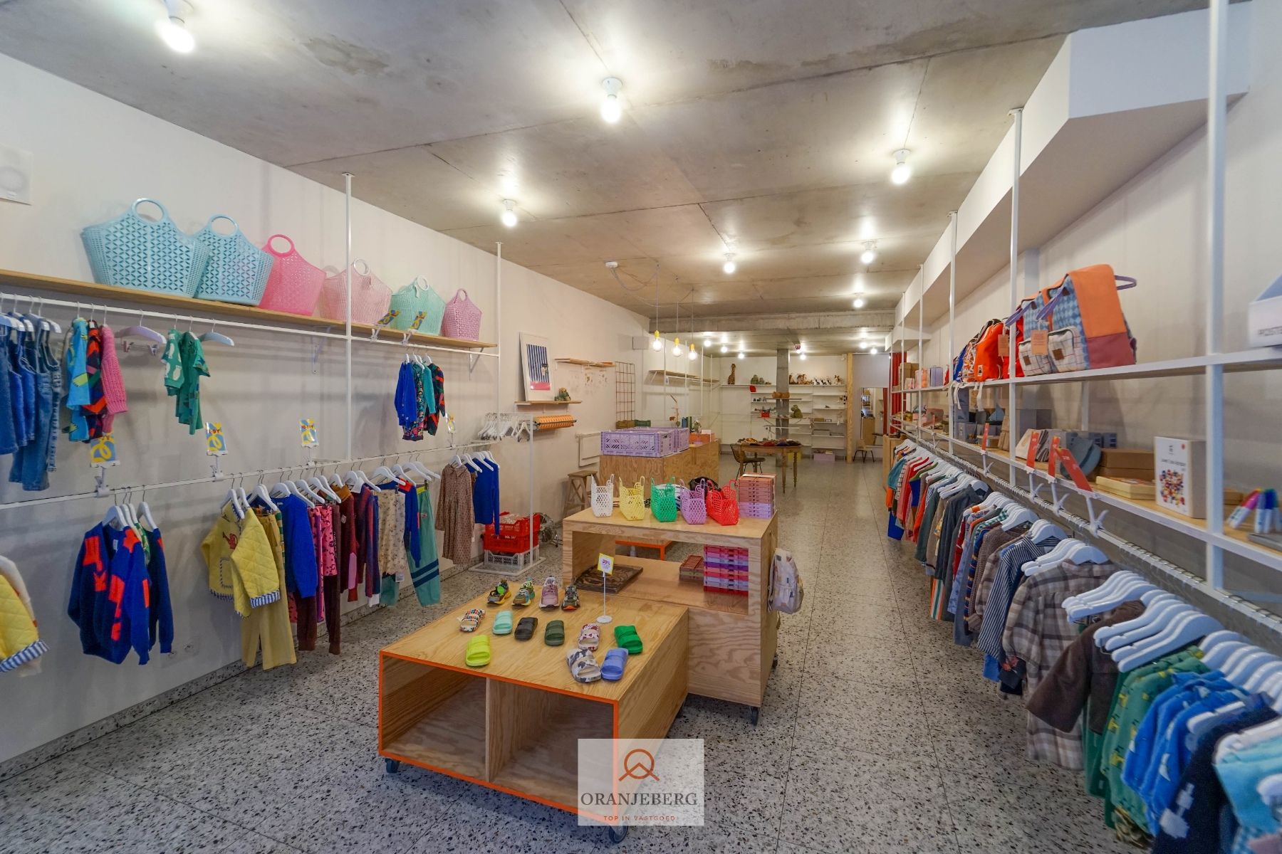 Gerenoveerd handelspand vlakbij Vrijdagsmarkt foto {{pictureIndex}}