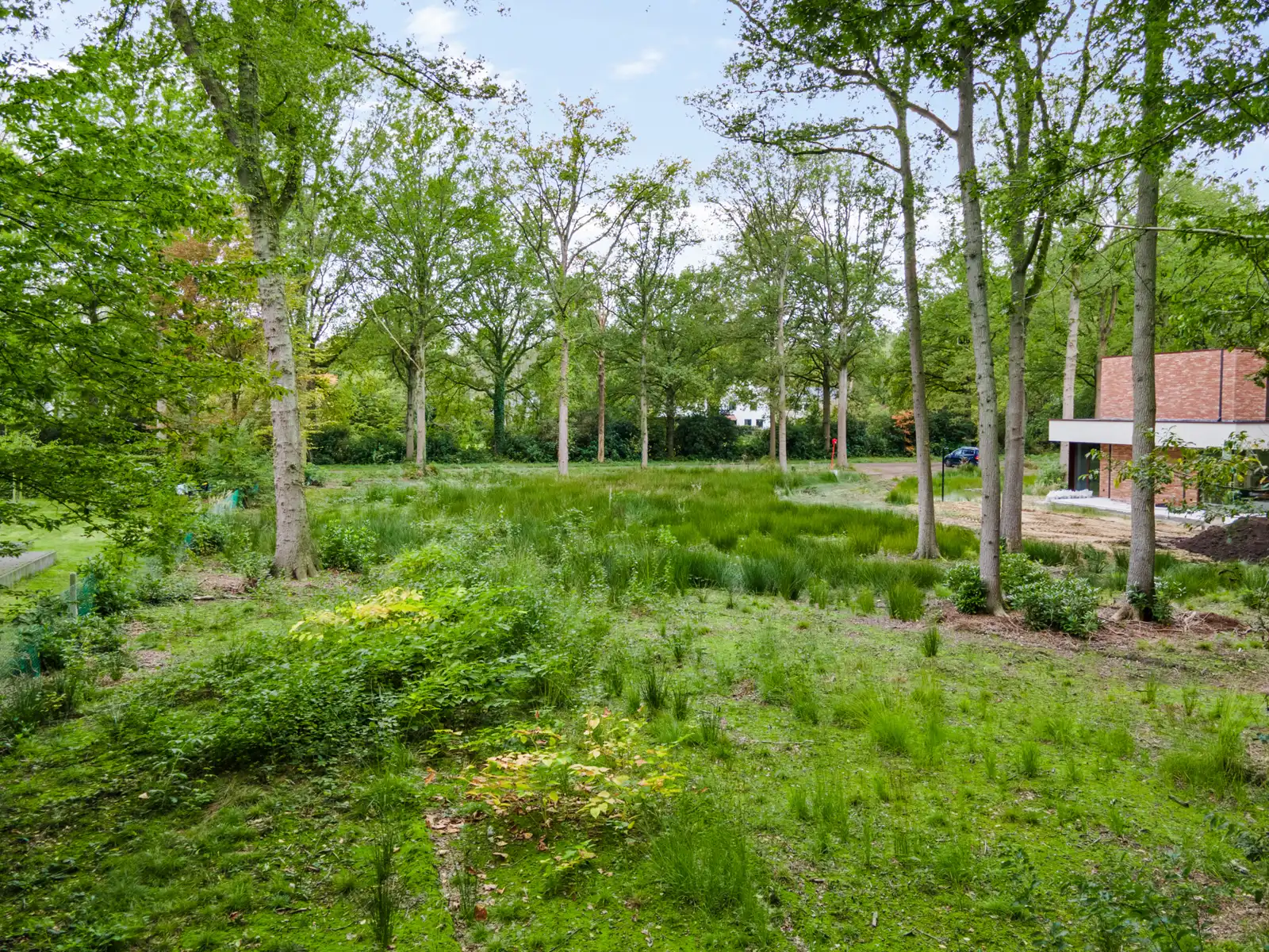 Bouwgrond van 2700 m² gelegen op een residentiële locatie. foto {{pictureIndex}}