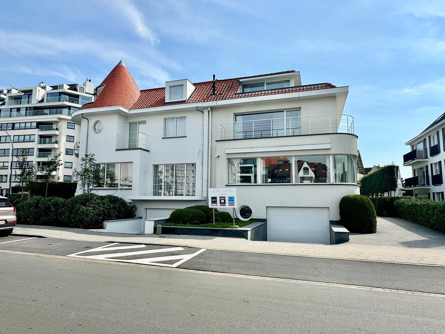 Prachtige lichtrijke villa op enkele stappen van de zee en het strand. Unieke ligging met parking voor 8 wagens. foto {{pictureIndex}}