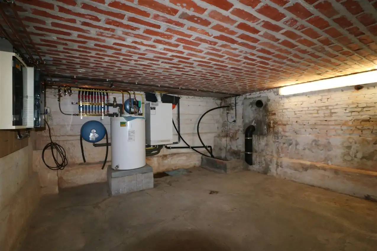 Ruime woning met drie slaapkamers en gezellige koer foto 32