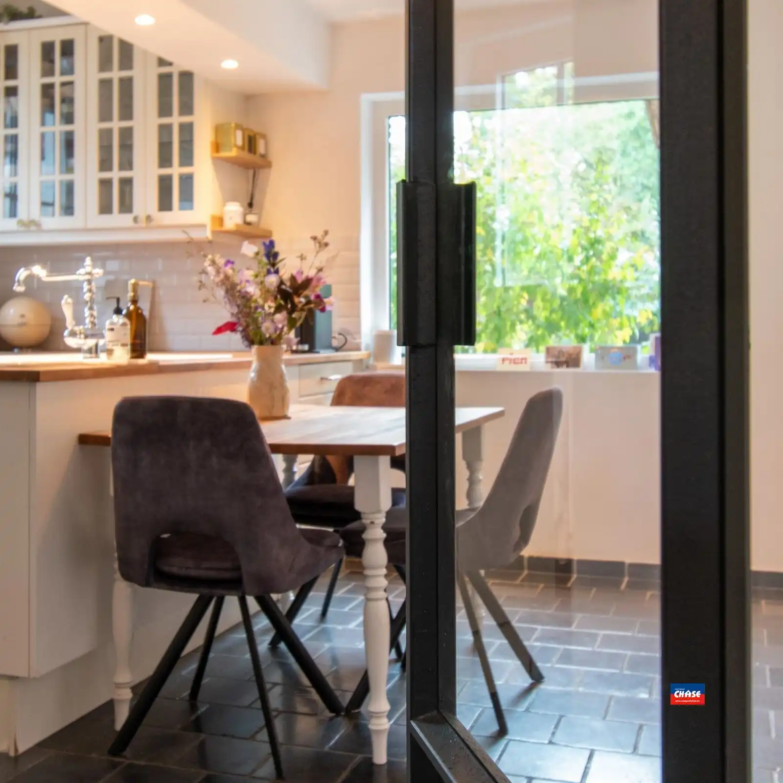 Ruime gezinswoning met drie slaapkamers, ruime tuin en oprit foto 3