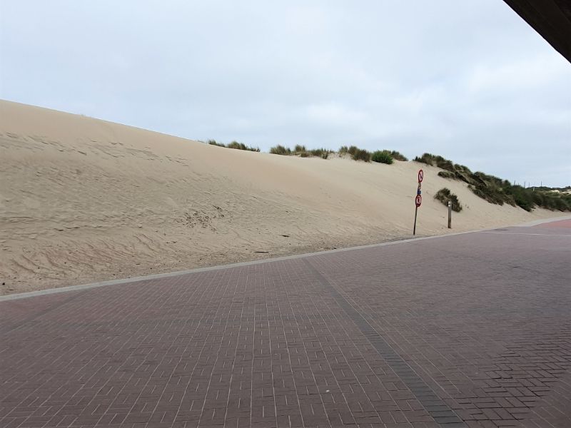 Te renoveren gelijkvloers appartement op de Zeedijk van Oostduinkerke foto 2